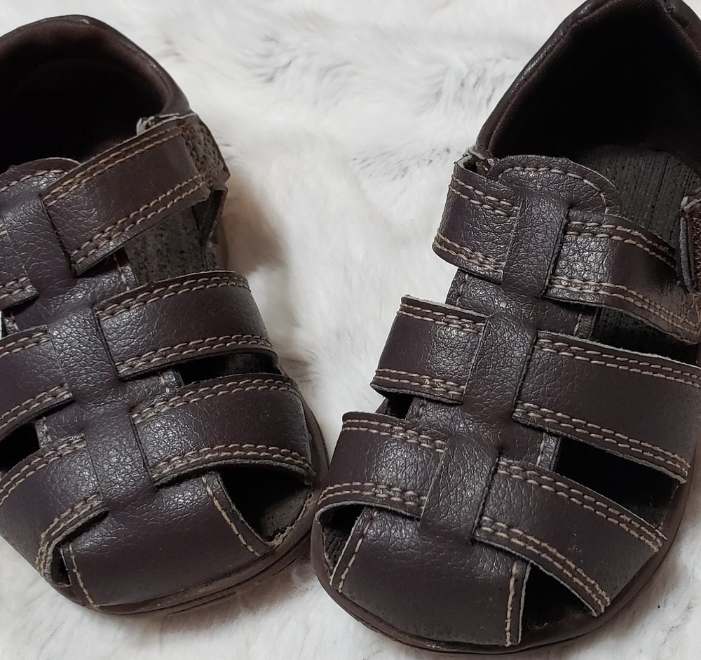 Boys size 5 brown closed toe sandles